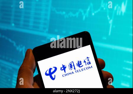 Chine. 19th févr. 2023. Dans cette illustration, le logo de la société de télécommunications publique chinoise China Telecom est affiché sur un smartphone avec un graphique d'indice boursier économique en arrière-plan. Crédit : SOPA Images Limited/Alamy Live News Banque D'Images