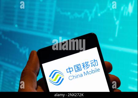 Chine. 19th févr. 2023. Dans cette illustration, le logo China Mobile de la société de télécommunications publique chinoise est affiché sur un smartphone avec un graphique d'indice boursier économique en arrière-plan. Crédit : SOPA Images Limited/Alamy Live News Banque D'Images