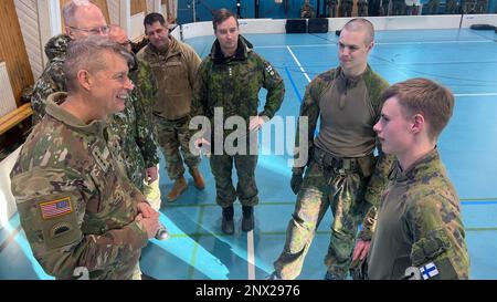 Le général de l'armée Daniel Hokanson, chef du Bureau de la Garde nationale, visite les dirigeants et les troupes de la défense, Helsinki, Finlande, 14 février 2023. Cette image a été acquise à l'aide d'un appareil cellulaire. Banque D'Images