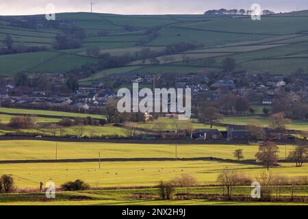 La vallée de l'aire près de Skipton, dans le Yorkshire du Nord. Airedale est une région géographique du Yorkshire, en Angleterre, correspondant à la vallée de la rivière ou le dale de la rivière aire. La vallée s'étend de l'origine de la rivière à aire Head Springs, Malham qui se trouve dans les Yorkshire Dales, en passant par Skipton on à Keighley, Bingley et Shipley jusqu'à Leeds et Castleford et pour rejoindre la rivière Ouse à Airmyn. Cette vallée est d'une grande importance topographique car elle permet de passer à basse altitude à travers le centre des Pennines jusqu'à la côte ouest connue sous le nom de aire Gap Banque D'Images