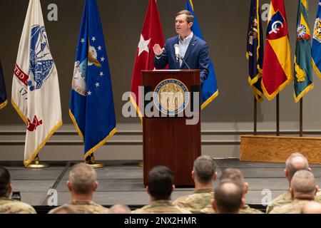 Kentucky Gov. Andy Beswear s'adresse à plus de 900 soldats et aviateurs de la Garde nationale du Kentucky lors de la Journée du développement du leadership, qui s'est tenue au Centre d'exposition du Kentucky à Louisville, Ky., le 5 février 2023. L'événement, pour les officiers et les troupes de rang supérieur, a également comporté des présentations des États-Unis Lieutenant général de la Force aérienne Marc Sasseville, vice-chef du Bureau de la Garde nationale; États-Unis Major de l'armée le général Troy Galloway, commandant adjoint de la Garde nationale de l'armée; États-Unis Général de l'armée Mark Landes, commandant de la première armée de l'est; États-Unis Général de l'armée Haldane Lamberton, adjudant général du Commonwealth Banque D'Images