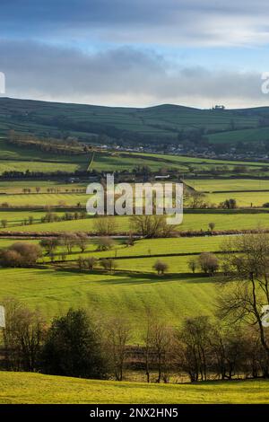 La vallée de l'aire près de Skipton, dans le Yorkshire du Nord. Airedale est une région géographique du Yorkshire, en Angleterre, correspondant à la vallée de la rivière ou le dale de la rivière aire. La vallée s'étend de l'origine de la rivière à aire Head Springs, Malham qui se trouve dans les Yorkshire Dales, en passant par Skipton on à Keighley, Bingley et Shipley jusqu'à Leeds et Castleford et pour rejoindre la rivière Ouse à Airmyn. Cette vallée est d'une grande importance topographique car elle permet de passer à basse altitude à travers le centre des Pennines jusqu'à la côte ouest connue sous le nom de aire Gap Banque D'Images