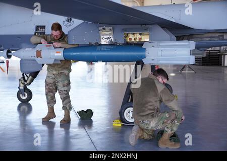 ÉTATS-UNIS Les aviateurs de la Force aérienne, affectés à l'escadron de maintenance des aéronefs 432nd, effectuent l'entretien d'un MQ-9 Reaper lors d'une compétition à la base aérienne de Creech, Nevada, 20 janvier 2023. Deux équipages se dirigent tous les trimestres et sont notés par leur capacité à effectuer des opérations bien sous le stress et à charger rapidement des armes sur l'appareil tout en respectant les consignes de sécurité. Banque D'Images