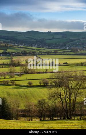 La vallée de l'aire près de Skipton, dans le Yorkshire du Nord. Airedale est une région géographique du Yorkshire, en Angleterre, correspondant à la vallée de la rivière ou le dale de la rivière aire. La vallée s'étend de l'origine de la rivière à aire Head Springs, Malham qui se trouve dans les Yorkshire Dales, en passant par Skipton on à Keighley, Bingley et Shipley jusqu'à Leeds et Castleford et pour rejoindre la rivière Ouse à Airmyn. Cette vallée est d'une grande importance topographique car elle permet de passer à basse altitude à travers le centre des Pennines jusqu'à la côte ouest connue sous le nom de aire Gap Banque D'Images