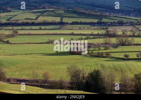 La vallée de l'aire près de Skipton, dans le Yorkshire du Nord. Airedale est une région géographique du Yorkshire, en Angleterre, correspondant à la vallée de la rivière ou le dale de la rivière aire. La vallée s'étend de l'origine de la rivière à aire Head Springs, Malham qui se trouve dans les Yorkshire Dales, en passant par Skipton on à Keighley, Bingley et Shipley jusqu'à Leeds et Castleford et pour rejoindre la rivière Ouse à Airmyn. Cette vallée est d'une grande importance topographique car elle permet de passer à basse altitude à travers le centre des Pennines jusqu'à la côte ouest connue sous le nom de aire Gap Banque D'Images