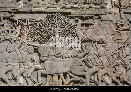 Représentation, épopée de Ramayana, sculptures de bas-relief, au temple de Bayon, Angkor Thom, Angkor, Siem Reap, Cambodge Banque D'Images