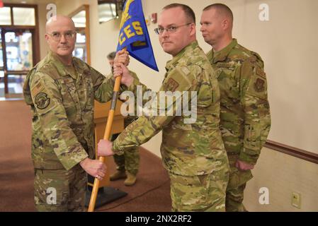 Le lieutenant-colonel Donald Harper (au centre) accepte le drapeau-guide de l'escadron du génie civil 914th et, par conséquent, le commandement de l'escadron, du commandant du Groupe de soutien de la mission 914th, le colonel Christopher Witter, en tant que premier sergent Timothy Connolly se tient à la station de la réserve aérienne de Niagara Falls, à New York, le 7 janvier 2023. La cérémonie de passation de commandement a survécu comme partie intégrante du patrimoine de l'Armée de l'Air jusqu'à ce jour - elle est passée directement par l'Armée continentale des États-Unis. Banque D'Images