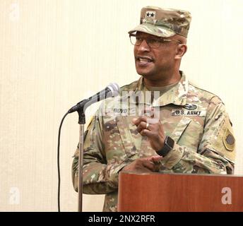 Le général de division Rodney Boyd, l'adjoint général adjoint - Armée de la Garde nationale de l'Illinois et commandant de la Garde nationale de l'armée de l'Illinois, prend la parole lors de la cérémonie d'accueil de la compagnie de transport 1744th. La compagnie de transport 1744th, basée à Crestwood, dans l'Illinois, a tenu sa cérémonie de bienvenue le 18 février à Elk Grove Village dans le cadre de l'événement final de réintégration de l'unité. L'unité est revenue en novembre après un déploiement fédéral de 13 mois à la frontière sud-ouest du pays. Banque D'Images