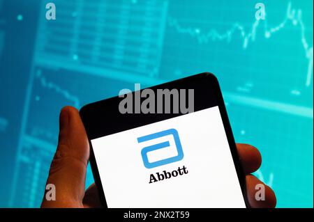 Chine. 15th févr. 2023. Dans cette illustration, l'entreprise américaine de dispositifs médicaux et de soins de santé, le logo Abbott est affiché sur un smartphone avec un graphique d'indice boursier économique en arrière-plan. (Credit image: © Budrul Chukrut/SOPA Images via ZUMA Press Wire) USAGE ÉDITORIAL SEULEMENT! Non destiné À un usage commercial ! Banque D'Images