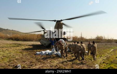 Aide au transport du personnel militaire turc en provenance des États-Unis Hélicoptère CH-47 Chinook de l'armée à Kirikhahn, Türkiye, 18 février 2023. La CABINE 1AD offre une capacité de levage dynamique en soutien direct des efforts de secours de l'USAID et de la Turquie. 1AD CAB est l'une des unités militaires américaines soutenant Task Force 61/2 (TF 61/2), opérant sous les États-Unis Sixième parc, États-Unis Forces navales en Europe (NAVEUR) et aux États-Unis Les commandants européens font partie des efforts internationaux de secours en cas de catastrophe de la Turquie. Banque D'Images