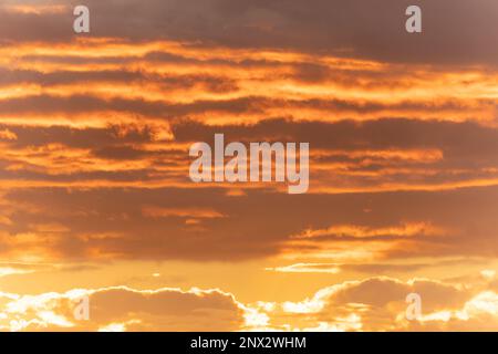 Des nuages colorés et spectaculaires se forment au lever du soleil sur la baie. Banque D'Images