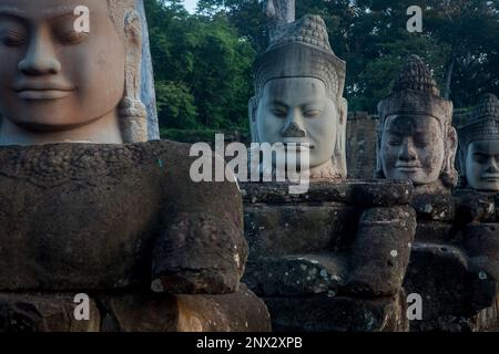 Détail, statues d'Asura sur le pont de la porte Sud, à Angkor Thom, Siem Reap, Cambodge Banque D'Images