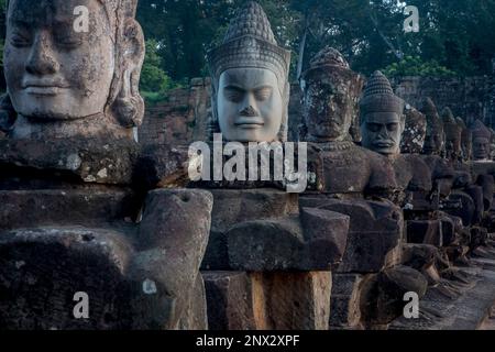 Détail, statues d'Asura sur le pont de la porte Sud, à Angkor Thom, Siem Reap, Cambodge Banque D'Images