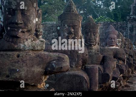 Détail, statues d'Asura sur le pont de la porte Sud, à Angkor Thom, Siem Reap, Cambodge Banque D'Images