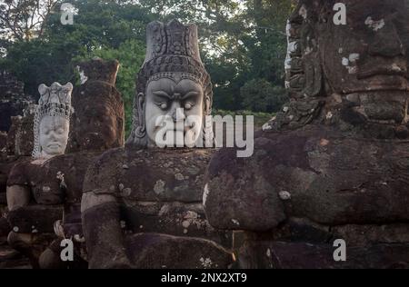 Détail, statues d'Asura sur le pont de la porte Sud, à Angkor Thom, Siem Reap, Cambodge Banque D'Images