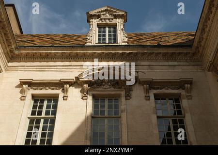 Bâtiment ancien avec fenêtres décorées, France Banque D'Images