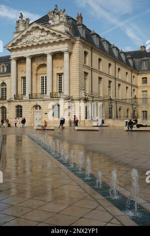 Fontaine en face du Palais des ducs de Bourgogne Banque D'Images