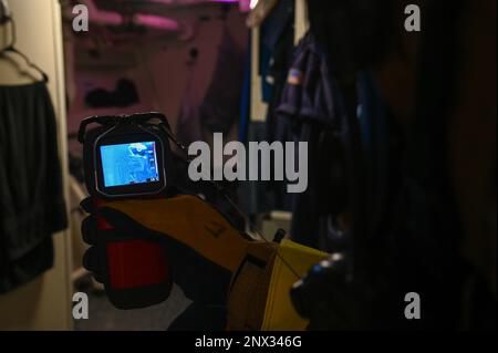 ÉTATS-UNIS L'officier de Petty de la Garde côtière 3rd classe Ezekiel Miller, un controlman de dégâts affecté à la pierre de l'USCGC (LMSM 758), réagit à un incendie simulé au cours d'un exercice dans le sud de l'océan Atlantique, le 9 février 2023. Stone est en cours de déploiement de plusieurs missions dans l'océan Atlantique Sud pour contrer les activités maritimes illicites et renforcer les relations de souveraineté maritime dans l'ensemble de la région. Banque D'Images