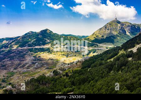 Monténégro. Parc national de Lovcen. Mont Lovcen. Drone. Vue aérienne. Attraction touristique populaire Banque D'Images