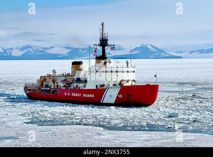 230118-N-NX070-1003 le brise-glace lourd USCGC Polar Star (WACG 10) brise la glace en approchant de la station McMurdo, en Antarctique. Force opérationnelle interarmées - Forces d'appui l'Antarctique supervise les activités des services conjoints et fournit un appui du ministère de la Défense à la Fondation nationale des sciences et au Programme des États-Unis pour l'Antarctique par le biais de l'opération Deep Freeze. Banque D'Images