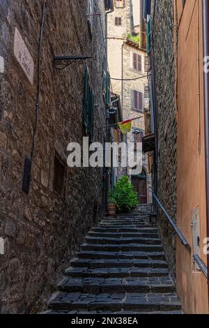 Ruelles caractéristiques, passages couverts et escaliers de la ville médiévale de Bolsena. Bolsena, province de Viterbo, Latium, Italie, Europe Banque D'Images