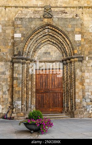 Le portail d'entrée avec les armoiries de l'ordre franciscain de l'église de San Francesco se transforme maintenant en théâtre. Bolsena, Latium Banque D'Images