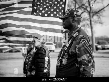 Les membres des Garaires Patriot Riders de l’Iowa doivent rendre hommage au sergent d’état-major David Mosinski, au cimetière Saint Mary’s de Wilton, en Iowa, le 16 janvier 2023. Mosinski est décédé dans un accident de véhicule 8 janvier. Il a servi dans la Garde nationale de l'armée de l'Iowa comme mécanicien de véhicules à roues avec la compagnie d'entretien d'approvisionnement 3654th et avait récemment atteint 20 années de service dans son état et son pays. Banque D'Images