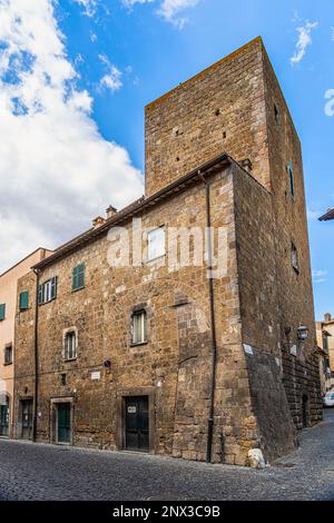 Ancien bâtiment médiéval avec une tour carrée dans le centre historique de Tuscania. Tuscania, province de Viterbo, Latium, Italie, Europe Banque D'Images