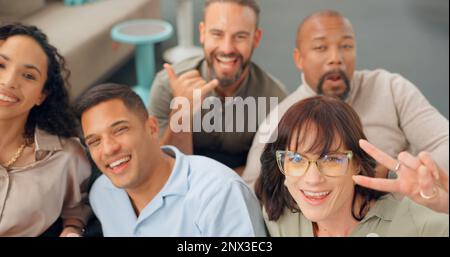 La collaboration, la créativité et le visage d'une équipe heureuse s'amusant ensemble au bureau de l'entreprise. Création d'équipe, bonheur et portrait des gens d'affaires Banque D'Images