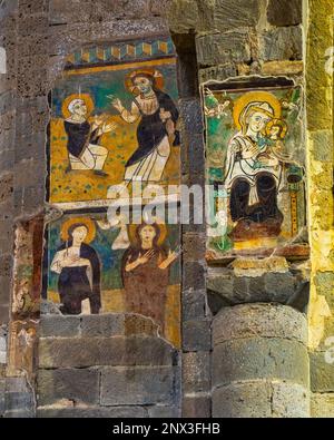 Les allées latérales de la basilique San Pietro en Tuscania contiennent deux ciboria et les fresques racontent l'histoire du Christ, des Apôtres et du Baptist. Banque D'Images