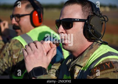 ÉTATS-UNIS Le Sgt. James Levine, maître de la Force aérienne, NCOIC, de la sécurité des vols pour le bureau de la sécurité de l'escadre de la base aérienne 39th, utilise un appel d'oiseaux prédateurs pour effrayer les oiseaux de la ligne de vol à la base aérienne d'Incirlik, en Turquie, le 20 janvier 2023. L'équipe des risques de grève des oiseaux effectue des procédures de sécurité de routine pour les lignes de vol afin de s'assurer que la piste est opérationnelle. Ils utilisent de nombreux outils de dissuasion de la faune, notamment un dispositif de mise en grêle acoustique longue portée, qui fonctionne comme un haut-parleur ciblé, et des systèmes laser non létaux. Banque D'Images