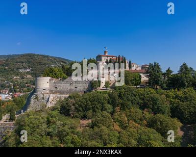 Belle vue drone de l'ancien château avec parc sur la colline (colle Cidneo) dans la ville de Brescia. Lombardie, Italie Banque D'Images