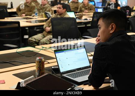 Les militaires et les employés du gouvernement se réunissent pour le roadshow de l'APR à la base aérienne de Whiteman, Missouri, 27 janvier 2023. La robotique Process Automation (RPA) peut automatiser partiellement ou complètement les tâches de travail humain pour améliorer l'efficacité et la précision. Banque D'Images