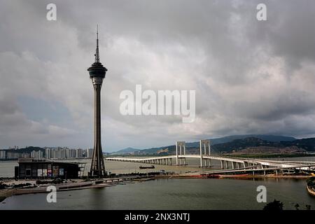 La Tour de Macau et Sai Van pont reliant l'île de Taipa à Macao Macao,Chine, Banque D'Images