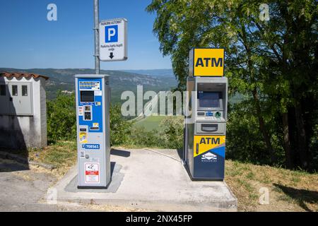 MOTOVUN, CROATIE - 19 MAI 2022 guichet automatique et guichet de stationnement avec vue en arrière-plan Banque D'Images