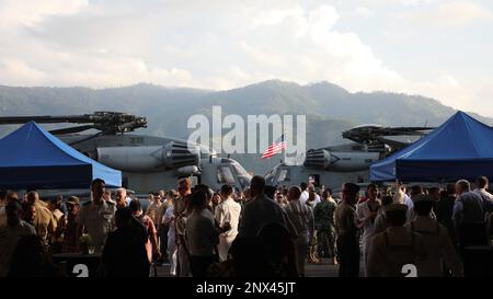 DILI, Timor-Leste (15 février 2023) – États-Unis Marines affecté à l'unité expéditionnaire maritime 13th et aux États-Unis Des marins de la Marine affectés au quai de transport amphibie USS John P. Murtha (LPD 26), et des invités distingués célèbrent la cérémonie de clôture pour la coopération afloat Readiness et entraînement/exercice marin Timor-Leste 2023, à bord du John P. Murtha, le 15 février. CARAT/MAREX Timor-Leste est un exercice bilatéral entre le Timor-Leste et les États-Unis visant à promouvoir la coopération régionale en matière de sécurité, à maintenir et à renforcer les partenariats maritimes et à améliorer l'interopérabilité maritime. Dans son année 28th Banque D'Images