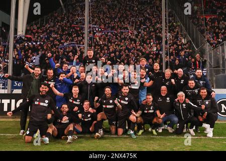 UTRECHT, PAYS-BAS - FÉVRIER 28 : joueurs et fans de Spakenburg célébrant la victoire 1-4 sur le FC Utrecht lors du match des finales de la coupe KNVB du TOTO néerlandais entre le FC Utrecht et SV Spakenburg au Stadion Galgenwaard sur 28 février 2023 à Utrecht, pays-Bas (photo de Ben gal/Orange Pictures) Banque D'Images