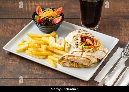 Enveloppement de poulet avec frites et salade Banque D'Images