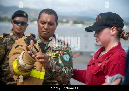 DILI, Timor-Leste (15 février 2023) dégâts Controlman 2nd classe Olivia Simon, affecté au navire de transport amphibie USS John P. Murtha (LPD 26), forme un membre de la Force de défense du Timor-Leste (F-FDTL) dans le don d'un ensemble de lutte contre les incendies pendant la préparation à la coopération et à l'entraînement (CARAT) 2023, 15 février 2023. Le groupe de préparation amphibie de l'île Makin, composé du navire d'assaut amphibie USS Makin Island (LHD 8) et des quais de transport amphibie Anchorage (LPD 23) et USS John P. Murtha (LPD 26), opère dans la zone d'exploitation de la flotte américaine 7th avec l'USS 13th Marine Expe Banque D'Images