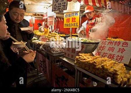 Nuit de Donghuamen marché alimentaire,près de l'Avenue commerçante Wang Fu Jing, Beijing, Chine Banque D'Images