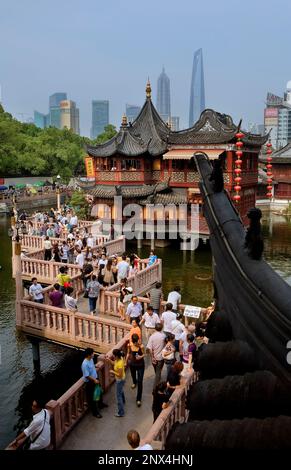 Chine.Shanghai : Yu Yuan Bazar. Pont en zigzag et Huxinting Tea House. L'horizon de Pudong en arrière-plan. Banque D'Images