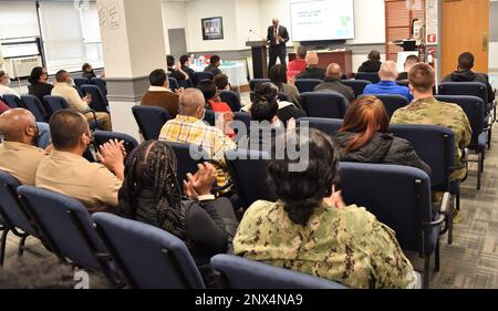 Paul T. SMAW, responsable de la sécurité de l'USAG ft Hamilton, prononce des remarques en tant que conférencier invité au personnel de la garnison, et les DÉPUTÉS de la ville de New York recrute, lors d'un Martin Luther King Jr Cérémonie de célébration de la journée, tenue aux DÉPUTÉS de New York, situés à fort Hamilton, à Brooklyn, NY, sur 13 janvier 2023. La célébration a été organisée par le bureau de Garrison EQUAL Employment Opportunity (EEO), en se concentrant sur le thème « Une journée, pas une journée de congé », pour célébrer la vie et les réalisations du Dr. Martin Luther King Jr. En tant que leader américain influent des droits civils. Banque D'Images