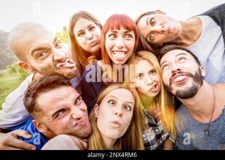 Les meilleurs amis qui prennent le selfie en plein air avec rétro-éclairage - concept de jeunesse heureux avec les jeunes qui s'amusent ensemble - encourager et amitié au pique-nique Banque D'Images