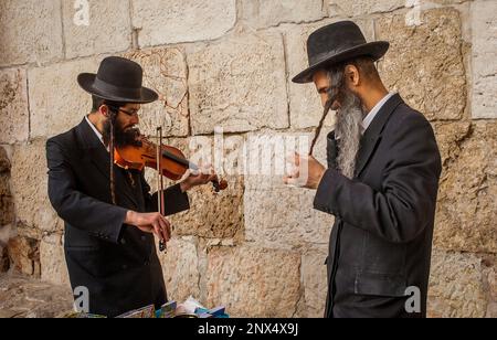 Les Juifs orthodoxes prêchant comme musiciens de rue, à la porte de Jaffa, la vieille ville, Jérusalem, Israël. Banque D'Images