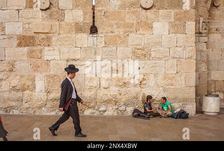 Scène de rue, dans la ville de Jérusalem près de la porte de Jaffa, vieille ville, Jérusalem, Israël. Banque D'Images