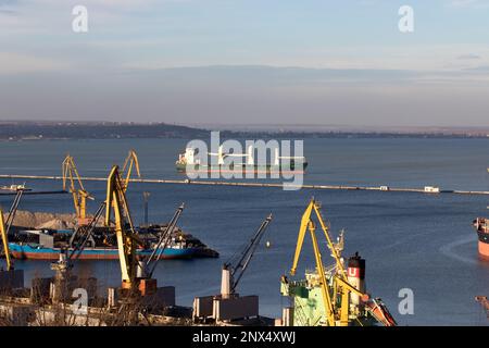 ODESSA, UKRAINE-27 NOVEMBRE 2021 : port maritime commercial d'Odessa avant le début de la guerre avec la Russie. Grues marines, entrepôts, camions-citernes, marchandises, conteneurs Banque D'Images