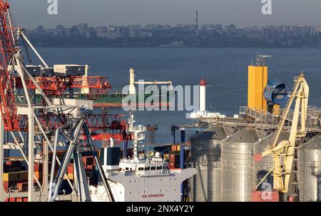 ODESSA, UKRAINE-27 NOVEMBRE 2021 : port maritime commercial d'Odessa avant le début de la guerre avec la Russie. Grues marines, entrepôts, camions-citernes, marchandises, conteneurs Banque D'Images