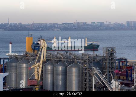 ODESSA, UKRAINE-27 NOVEMBRE 2021 : port maritime commercial d'Odessa avant le début de la guerre avec la Russie. Grues marines, entrepôts, camions-citernes, marchandises, conteneurs Banque D'Images