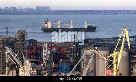 ODESSA, UKRAINE-27 NOVEMBRE 2021 : port maritime commercial d'Odessa avant le début de la guerre avec la Russie. Grues marines, entrepôts, camions-citernes, marchandises, conteneurs Banque D'Images