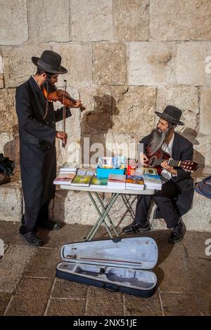 Les Juifs orthodoxes prêchant comme musiciens de rue, à la porte de Jaffa, la vieille ville, Jérusalem, Israël. Banque D'Images